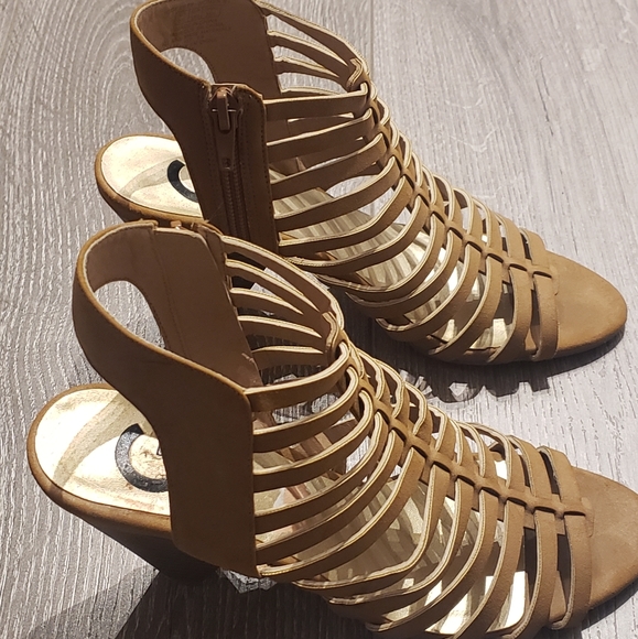 Guess Tan Sandals - Picture 2 of 5